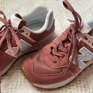 Classic Women’s New Balance 574 Sneakers